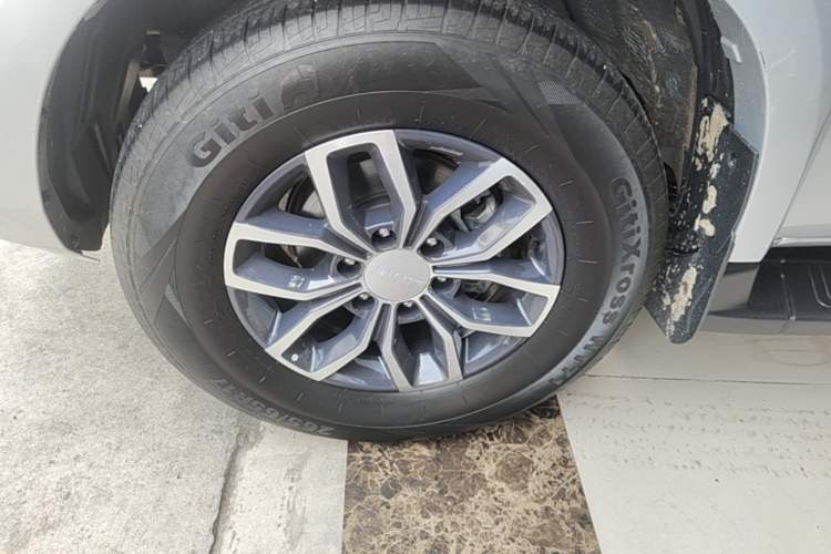Used JMC Yuhu 7 2023 2.0T Automatic Diesel 4x4 Comfort Edition with Long Wheelbase and Flat-Floor Cargo Bed Left Front Wheel Hub