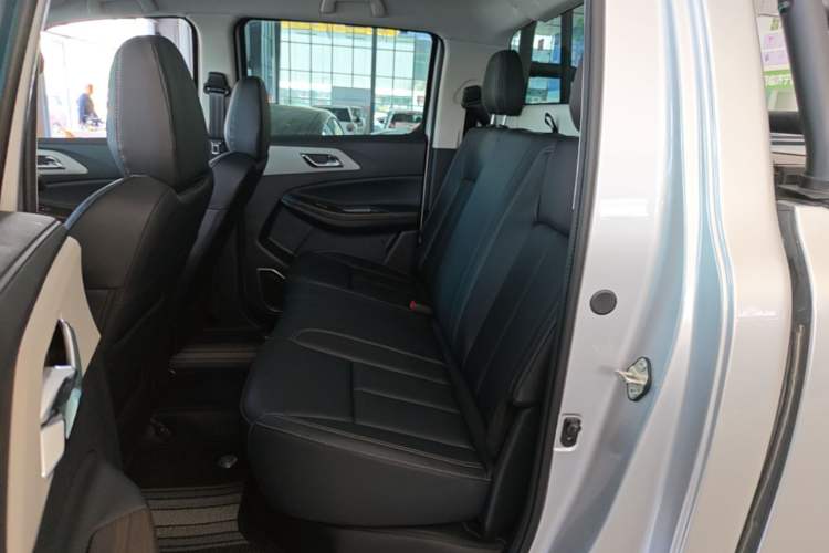 Used JMC Yuhu 7 2023 2.0T Automatic Diesel Two-Wheel-Drive Comfort Edition with Long Wheelbase and Flat-Bottom Cargo Bed Left Rear Seat