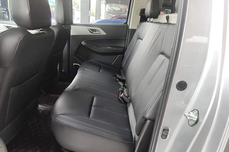 Used JMC Yuhu 7 2023 2.0T Automatic Diesel 4x4 Comfort Edition with Long Wheelbase and Flat-Floor Cargo Bed Left Rear Seat