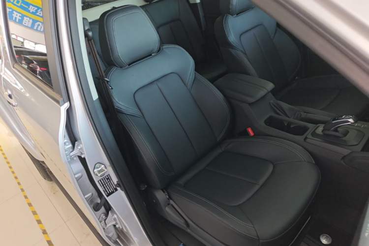 Used JMC Yuhu 7 2023 2.0T Automatic Diesel Two-Wheel-Drive Comfort Edition with Long Wheelbase and Flat-Bottom Cargo Bed Right Front Seat