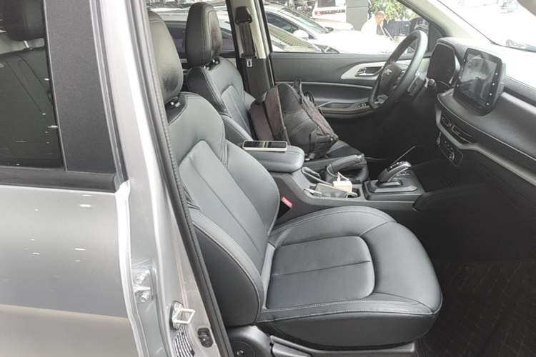 Used JMC Yuhu 7 2023 2.0T Automatic Diesel 4x4 Comfort Edition with Long Wheelbase and Flat-Floor Cargo Bed Right Front Seat