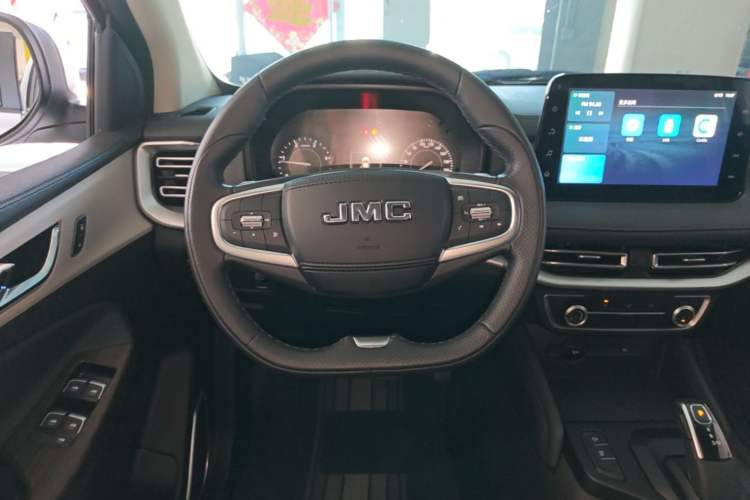 Used JMC Yuhu 7 2023 2.0T Automatic Diesel Two-Wheel-Drive Comfort Edition with Long Wheelbase and Flat-Bottom Cargo Bed Steering Wheel