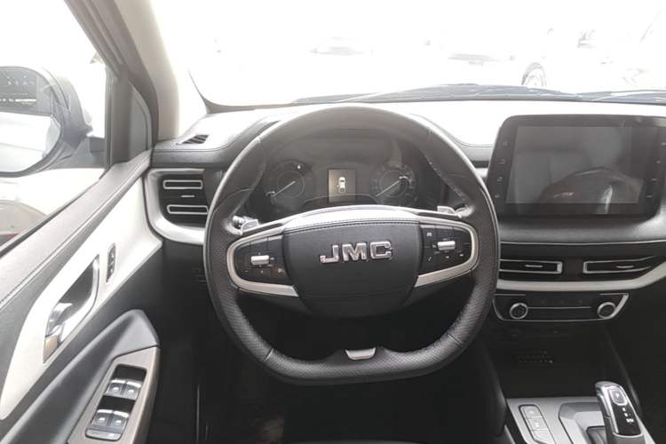 Used JMC Yuhu 7 2023 2.0T Automatic Diesel 4x4 Comfort Edition with Long Wheelbase and Flat-Floor Cargo Bed Steering Wheel