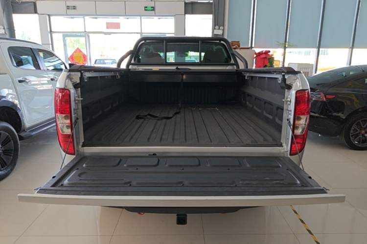 Used JMC Yuhu 7 2023 2.0T Automatic Diesel Two-Wheel-Drive Comfort Edition with Long Wheelbase and Flat-Bottom Cargo Bed Trunk