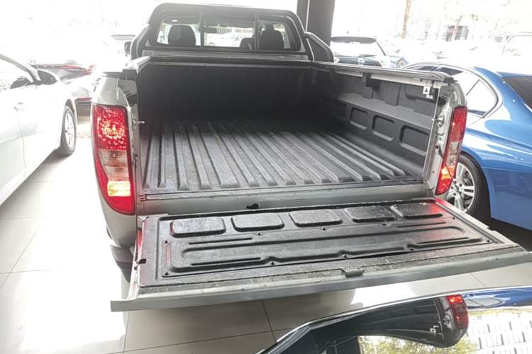 Used JMC Yuhu 7 2023 2.0T Automatic Diesel 4x4 Comfort Edition with Long Wheelbase and Flat-Floor Cargo Bed Trunk