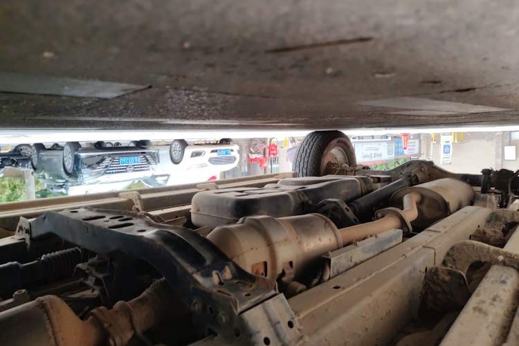 Used JMC Yuhu 7 2023 2.0T Manual Diesel 4x4 Comfort Version Standard Wheelbase Chassis Front Right