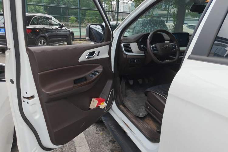 Used JMC Yuhu 7 2023 2.0T Manual Diesel Two-Wheel-Drive Comfort Plus Long Wheelbase Driver Seat
