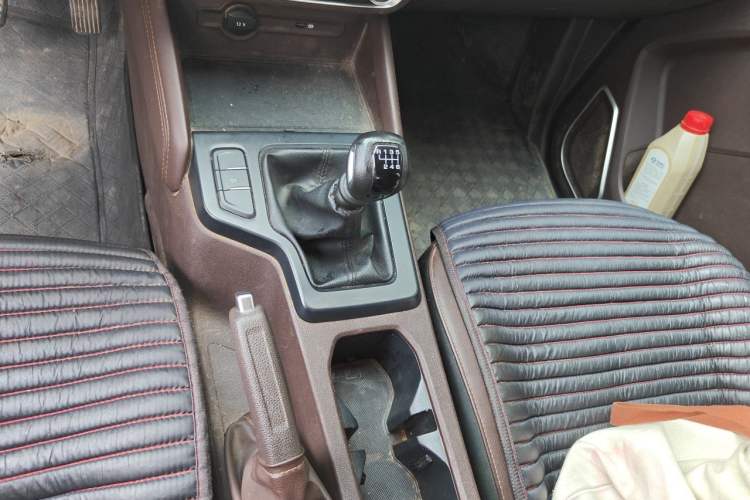 Used JMC Yuhu 7 2023 2.0T Manual Diesel Two-Wheel-Drive Comfort Plus Long Wheelbase Gear Lever