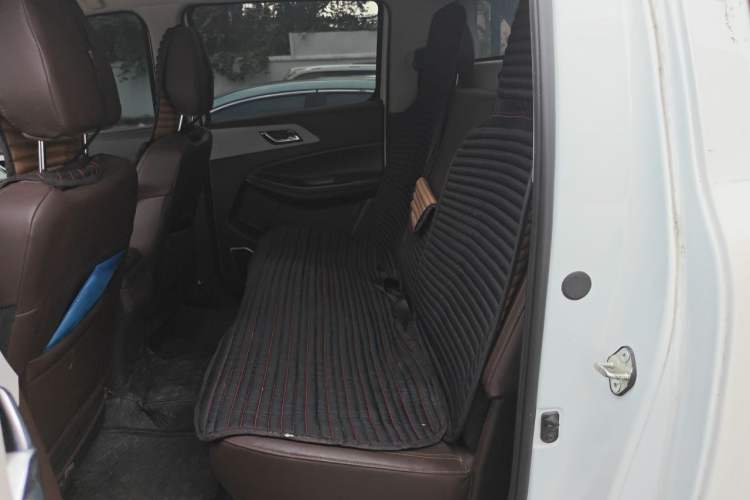 Used JMC Yuhu 7 2023 2.0T Manual Diesel Two-Wheel-Drive Comfort Plus Long Wheelbase Left Rear Seat