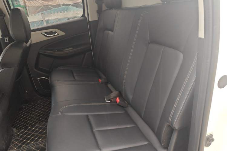 Used JMC Yuhu 7 2023 2.0T Automatic Diesel 4x4 Comfort Version Standard Wheelbase Left Rear Seat