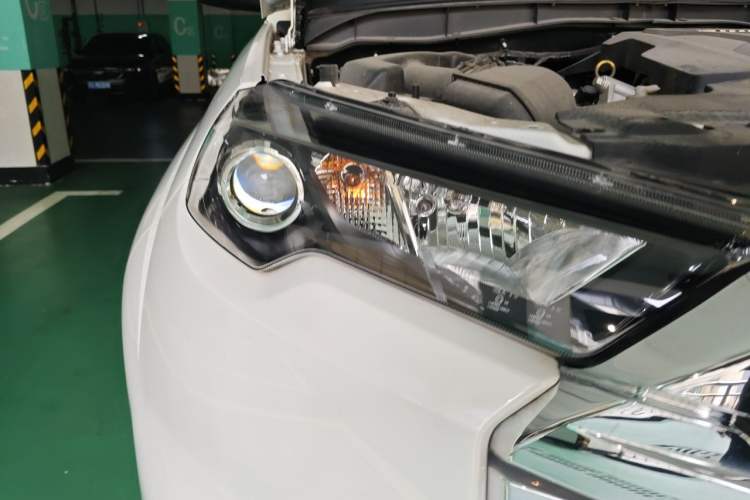 Used JMC Yuhu 7 2023 2.0T Automatic Diesel Two-Wheel Drive Comfort Version Standard Wheelbase Right Front Headlight