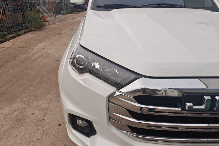 Used JMC Yuhu 7 2023 2.0T Automatic Diesel 4x4 Comfort Version Standard Wheelbase Right Front Headlight
