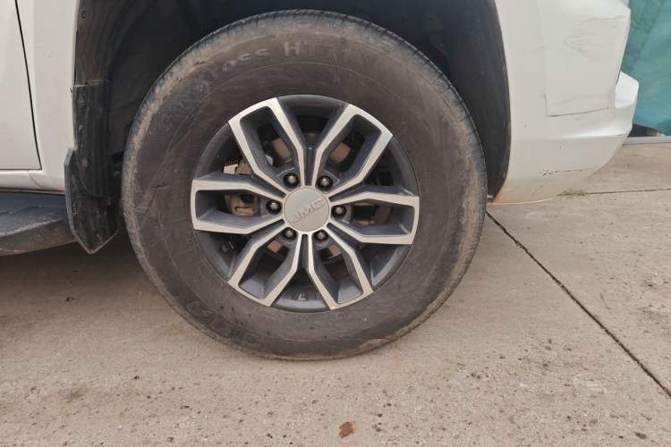 Used JMC Yuhu 7 2023 2.0T Automatic Diesel 4x4 Comfort Version Standard Wheelbase Right Front Wheel Hub