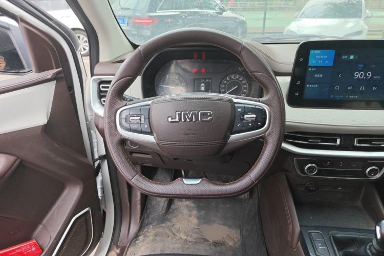 Used JMC Yuhu 7 2023 2.0T Manual Diesel Two-Wheel-Drive Comfort Plus Long Wheelbase Steering Wheel