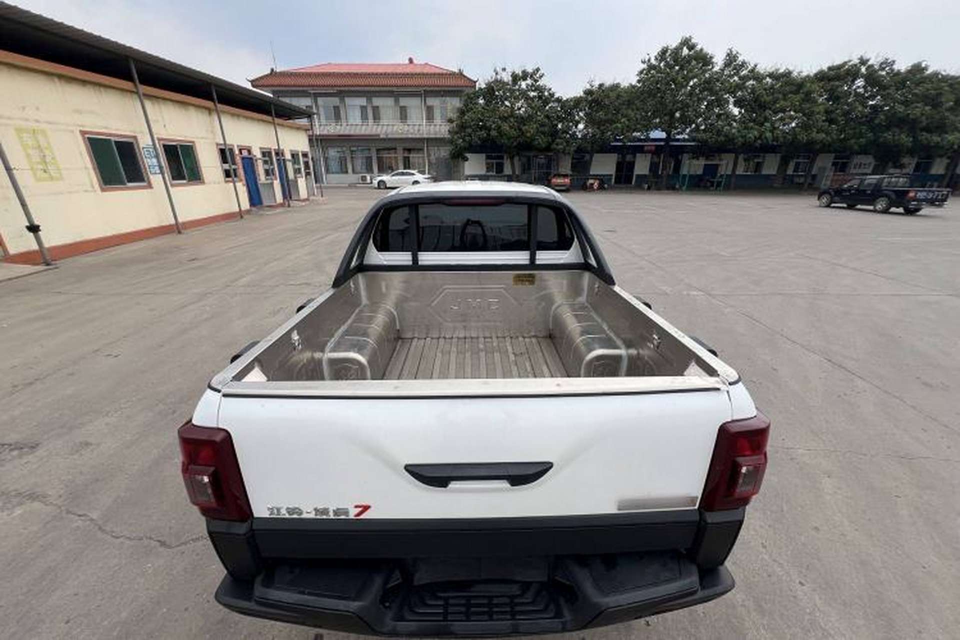 Used JMC Yuhu 7 2023 2.0T Automatic Gasoline 4x4 Comfort Edition Standard Wheelbase Trunk