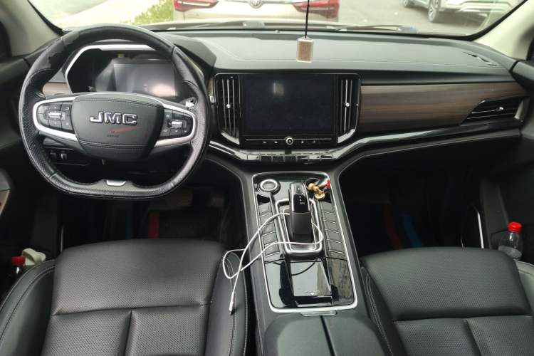 Used JMC Yuhu 9 2019 2.0T Automatic Gasoline Two-Wheel Drive Comfort Edition Center Console