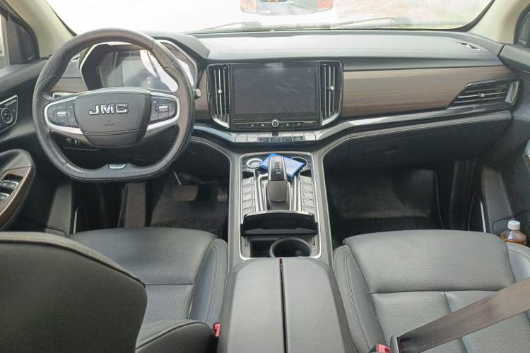 Used JMC Yuhu 9 2019 2.0T Automatic Gasoline Two-Wheel Drive Comfort Edition Center Console