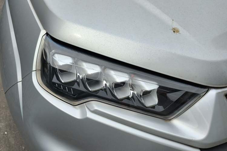 Used JMC Yuhu 9 2019 2.0T Manual Gasoline Two-Wheel Drive Comfort Edition Right Front Headlight
