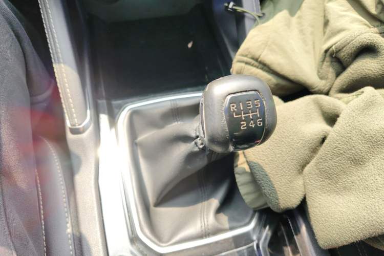 Used JMC Yuhu 9 2019 2.0T Manual Gasoline 4x4 Comfort Edition Gear Lever