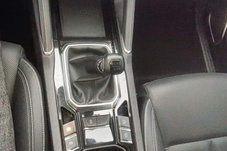 Used JMC Yuhu 9 2019 2.0T Manual Gasoline 4x4 Comfort Edition Gear Lever