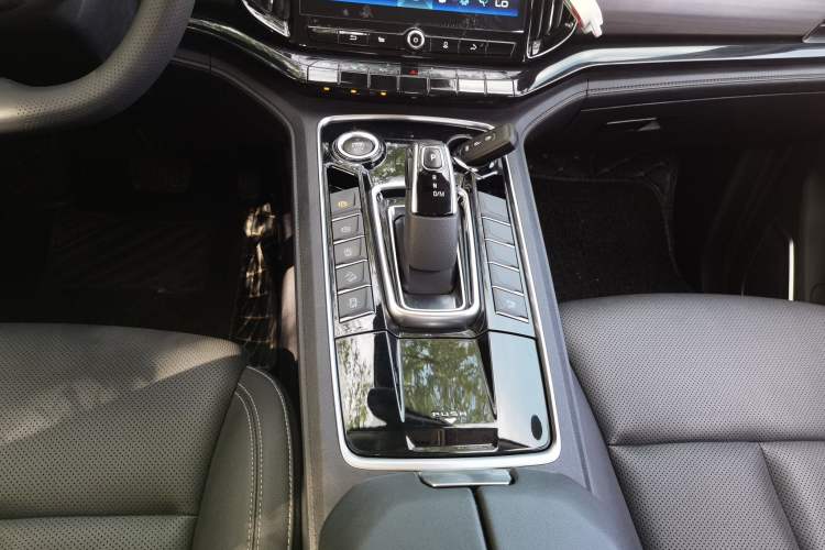 Used JMC Yuhu 9 2019 2.0T Automatic Gasoline Two-Wheel Drive Luxury Edition Gear Lever