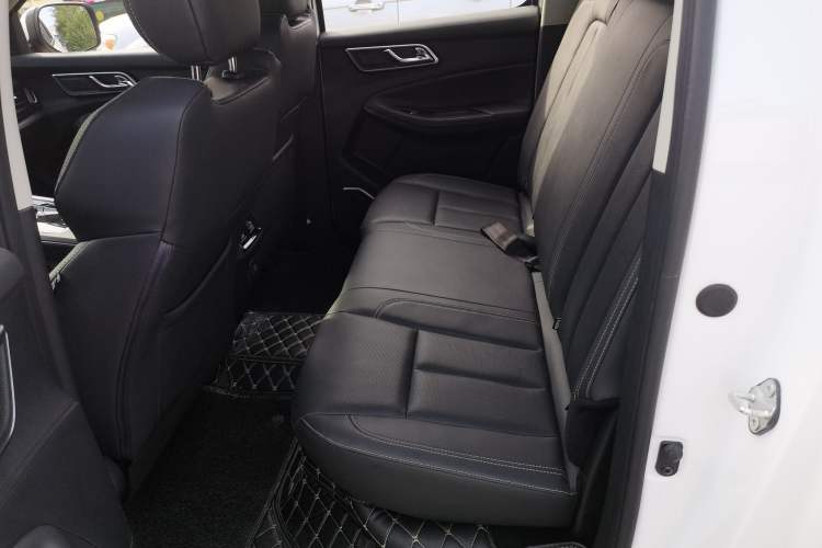 Used JMC Yuhu 9 2019 2.0T Automatic Gasoline Two-Wheel Drive Luxury Edition Interior 4