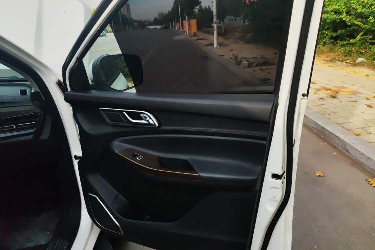 Used JMC Yuhu 9 2019 2.0T Automatic Gasoline Two-Wheel Drive Comfort Edition Interior 5