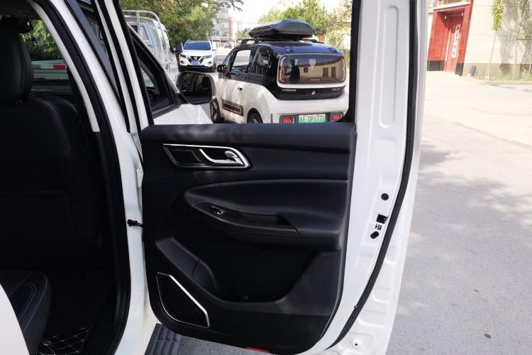 Used JMC Yuhu 9 2019 2.0T Automatic Gasoline Two-Wheel Drive Luxury Edition Interior 6