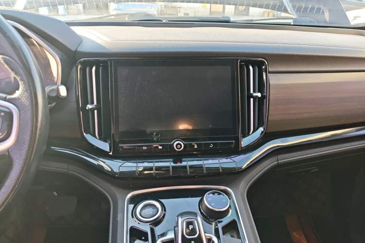 Used JMC Yuhu 9 2020 2.0T Automatic Diesel 4x4 Ultimate Trim Audio And AC Panel