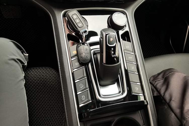 Used JMC Yuhu 9 2022 2.0T Automatic Diesel 4x4 Ultimate Edition Gear Lever
