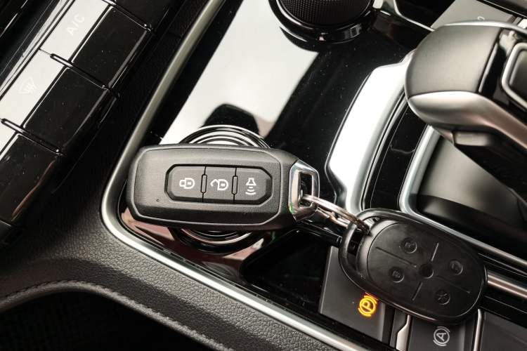 Used JMC Yuhu 9 2022 2.0T Automatic Diesel 4x4 Ultimate Edition Interior 1