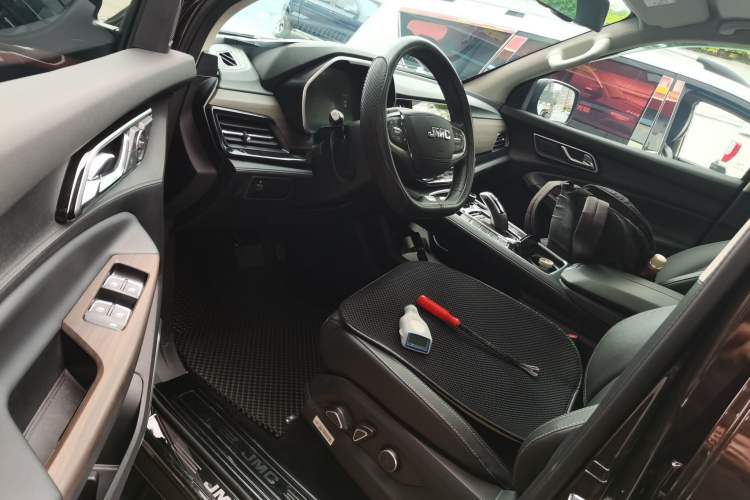 Used JMC Yuhu 9 2022 2.0T Automatic Diesel 4x4 Ultimate Edition Interior 3