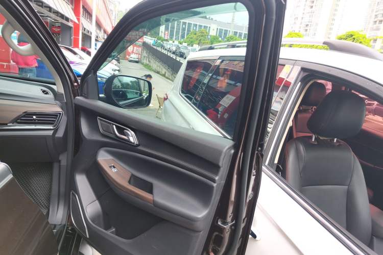 Used JMC Yuhu 9 2022 2.0T Automatic Diesel 4x4 Ultimate Edition Interior 5