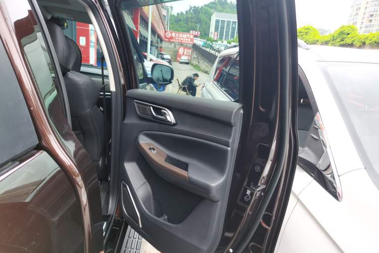 Used JMC Yuhu 9 2022 2.0T Automatic Diesel 4x4 Ultimate Edition Interior 6