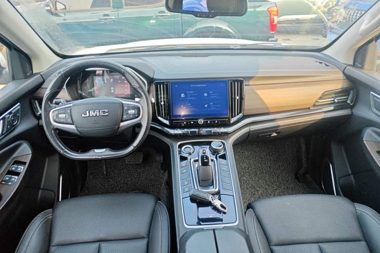 Used JMC Yuhu 9 2022 2.0T Automatic Diesel 4x4 Comfort Edition Center Console