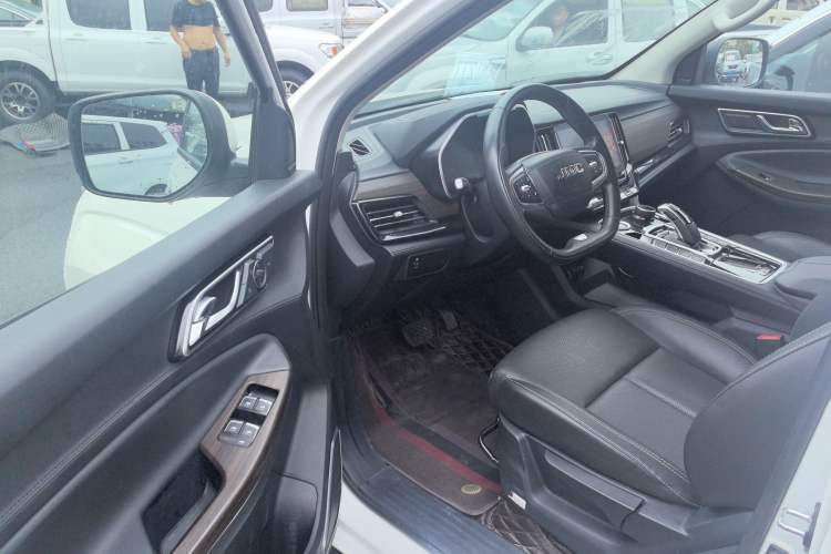 Used JMC Yuhu 9 2022 2.0T Automatic Diesel 4x4 Comfort Edition Interior 2