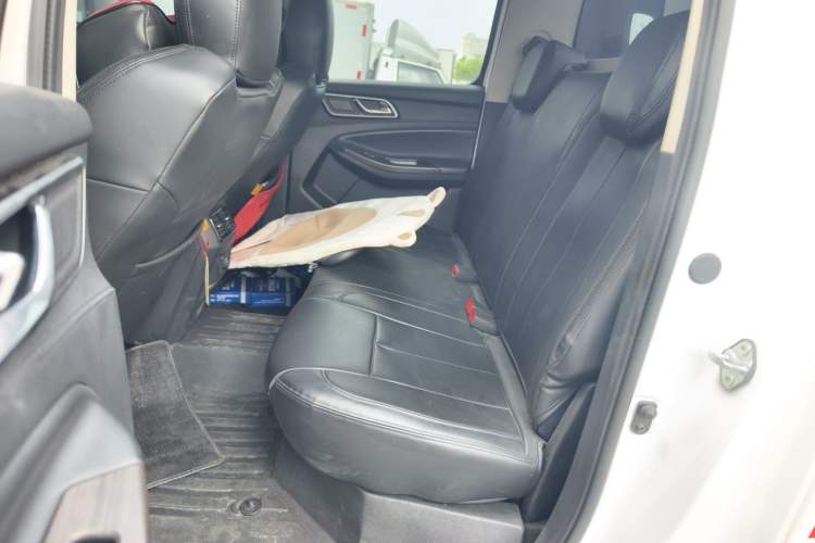 Used JMC Yuhu 9 2022 2.0T Automatic Diesel 4x4 Comfort Edition Left Rear Seat