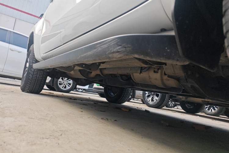 Used JMC Yuhu 9 2022 2.0T Automatic Diesel 4x4 Comfort Edition Right Side Sill