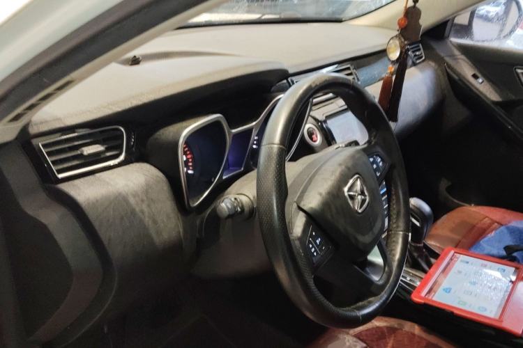 Used JMC Yusheng S330 2016 1.5L GTDi Automatic Two-Wheel Drive Comfort Edition Center Console