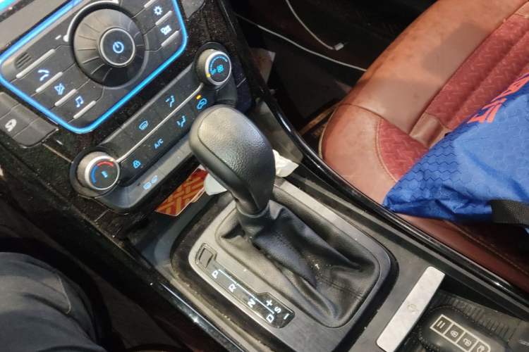 Used JMC Yusheng S330 2016 1.5L GTDi Automatic Two-Wheel Drive Comfort Edition Gear Lever