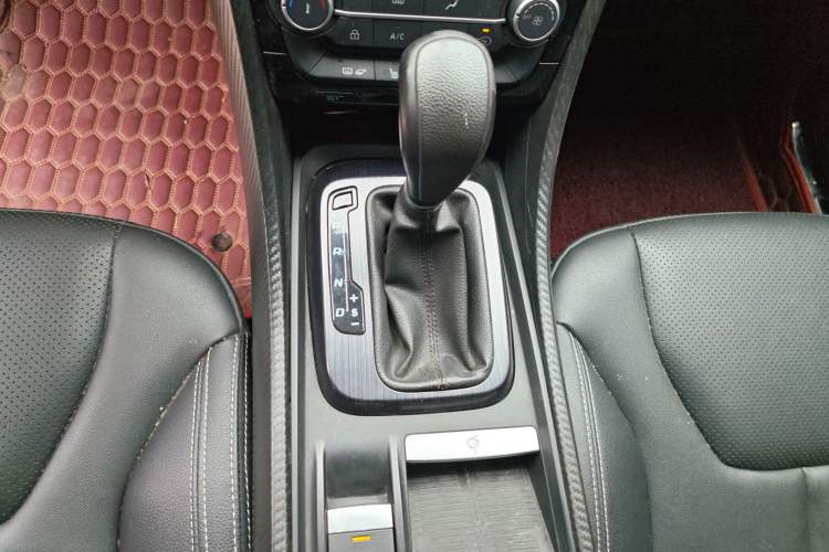 Used JMC Yusheng S330 2016 1.5L GTDi Automatic Two-Wheel Drive Prestige Edition Gear Lever