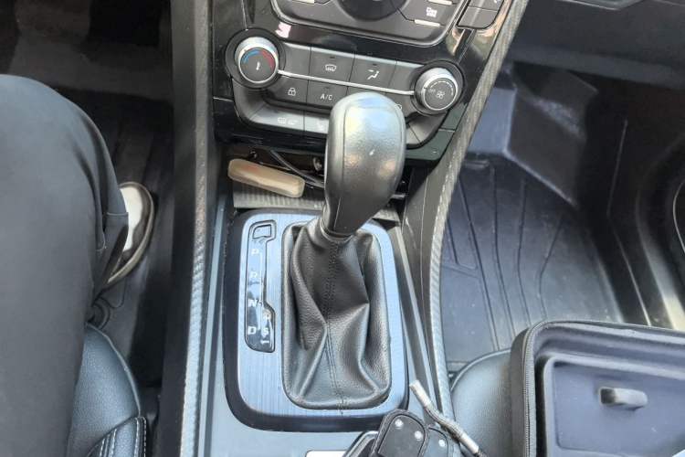 Used JMC Yusheng S330 2016 1.5L GTDi Automatic Two-Wheel Drive Fashion Edition Gear Lever