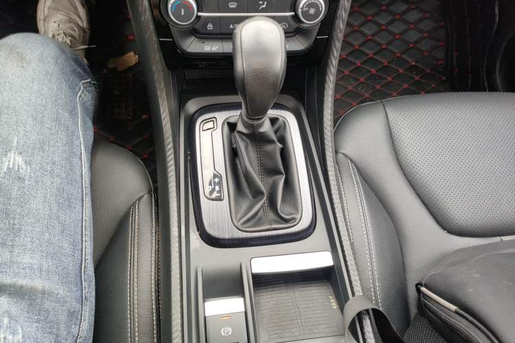 Used JMC Yusheng S330 2016 1.5L GTDi Automatic Two-Wheel Drive Fashion Edition Gear Lever
