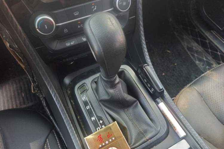 Used JMC Yusheng S330 2016 1.5L GTDi Automatic Two-Wheel Drive Fashion Edition Gear Lever