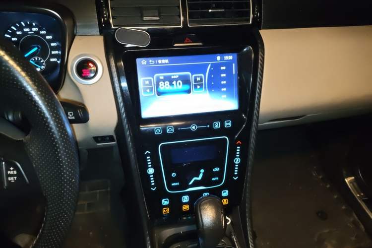 Used JMC Yusheng S330 2016 1.5L GTDi Automatic Two-Wheel Drive Flagship Edition Audio And AC Panel