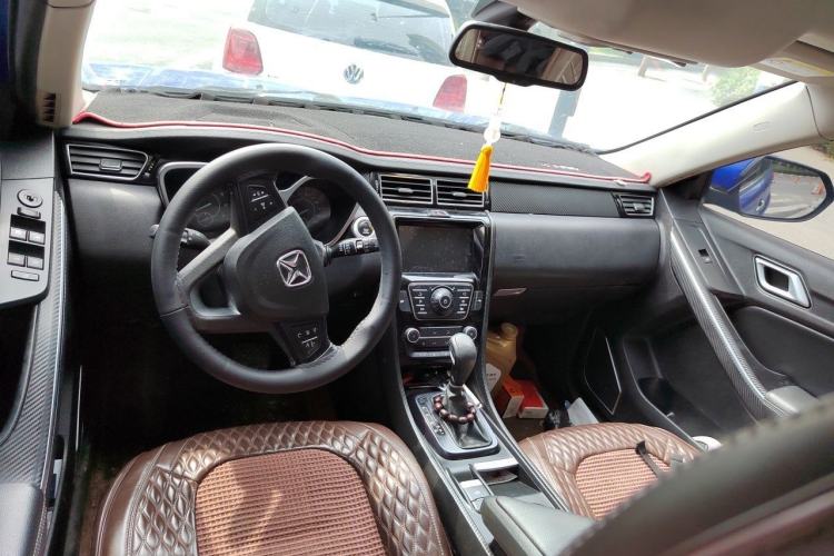 Used JMC Yusheng S330 2016 1.5L GTDi Automatic Two-Wheel Drive Prestige Edition Center Console
