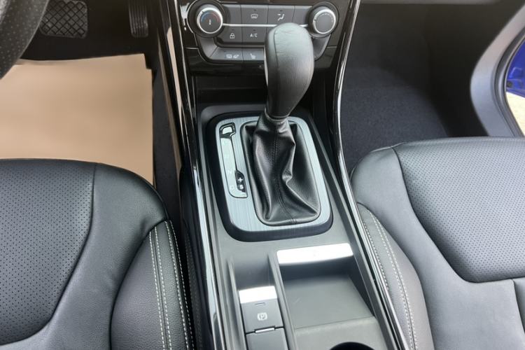 Used JMC Yusheng S330 2016 1.5L GTDi Automatic Two-Wheel Drive Prestige Edition Gear Lever