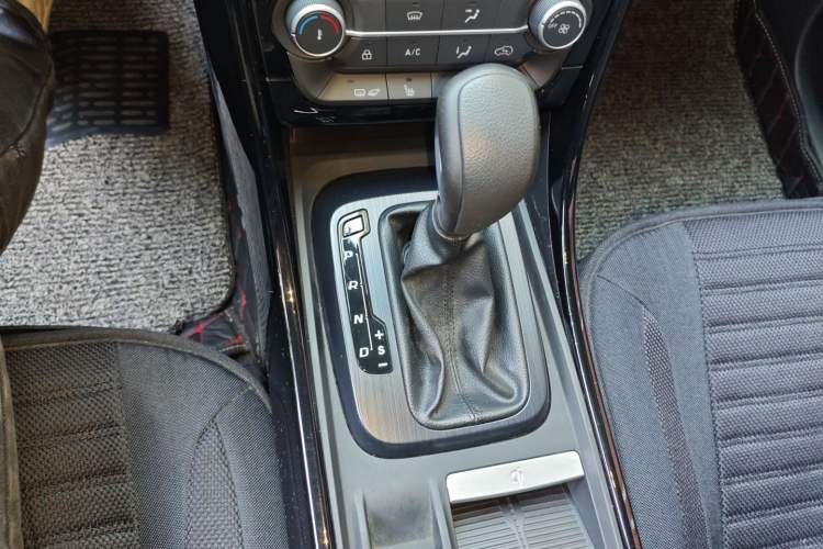 Used JMC Yusheng S330 2016 1.5L GTDi Automatic Two-Wheel Drive Prestige Edition Gear Lever