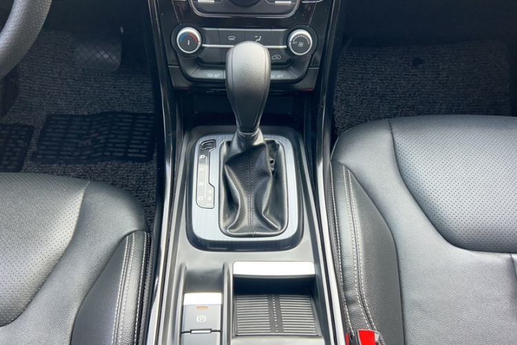 Used JMC Yusheng S330 2016 1.5L GTDi Automatic Two-Wheel Drive Prestige Edition Gear Lever