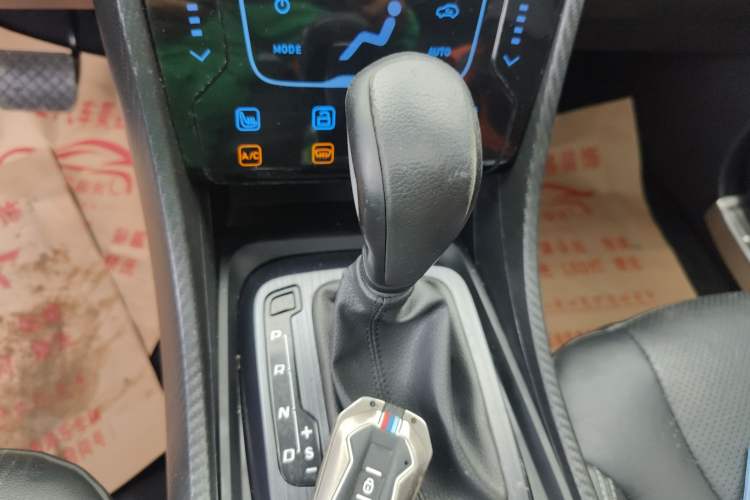 Used JMC Yusheng S330 2016 1.5L GTDi Automatic Two-Wheel Drive Flagship Edition Gear Lever